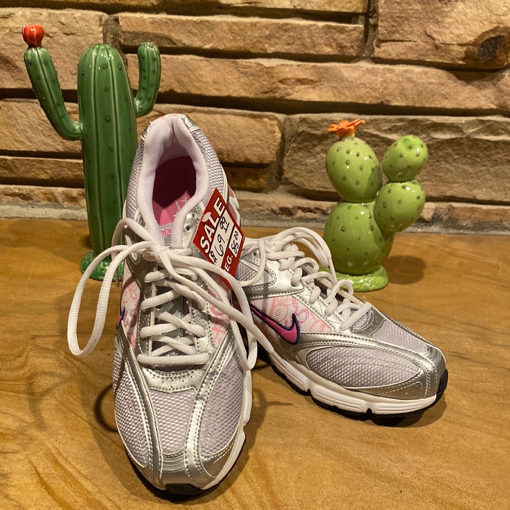 NOT FOR SALE: NWT’s Nike Athletic Shoes 👟!